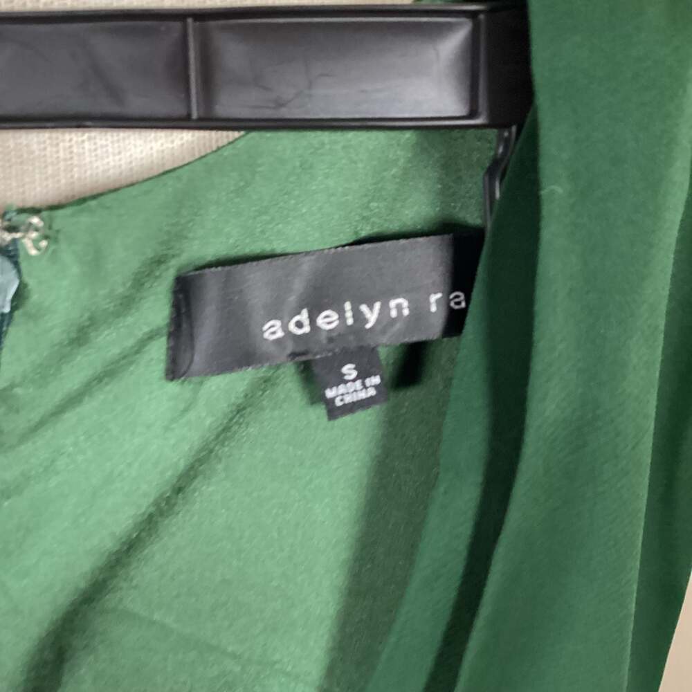 Adelyn Rae Hunter Green Sleeveless V-Neck Sheath Dress with Pockets - Picture 3 of 6